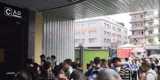 杭州地铁下宁桥站及火车南站开通首日 居民们都来捧场