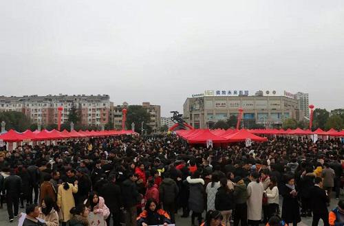 图为:2019年常山县春季人力资源交流大会。常山县人力社保局供图