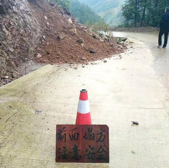 持续降雨之下,有乡镇道路出现小型塌方 兰溪提供