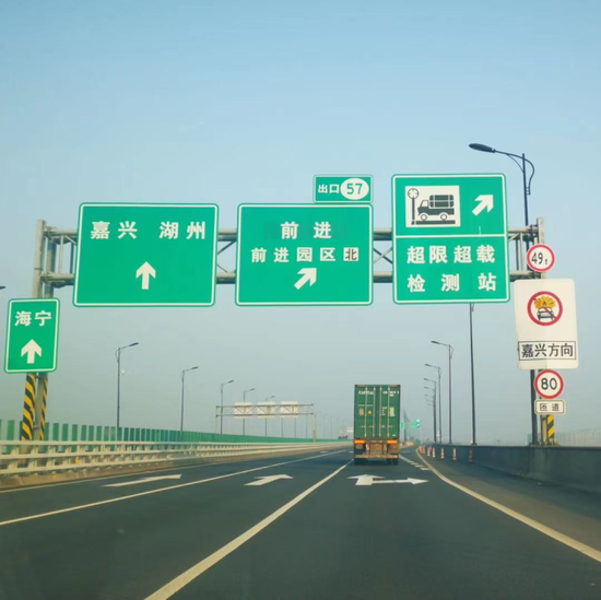 杭州钱塘新区这个高速收费站更名了 新名字叫前进