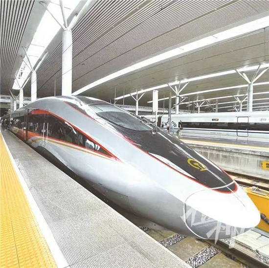 杭州火车东站内的高铁列车