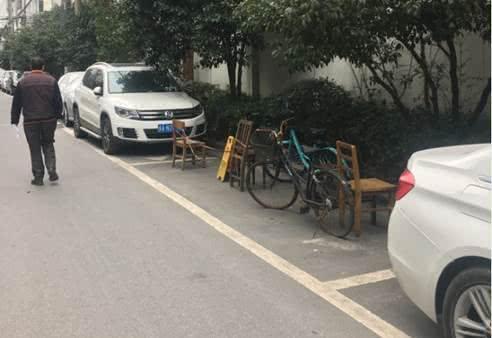 在杭州松木场社区治理前,停车占位曾经相当严重。