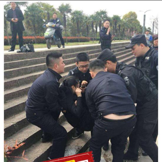 90后女子跳江轻生 浙江江山民警火速救人 警方提供