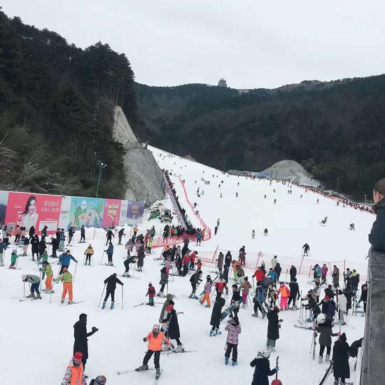 图为:杭州大明山滑雪 沈镓妃 摄