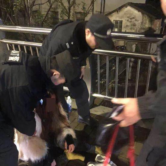 女子凌晨欲跳河轻生。长兴警?#25945;?#20379;摄