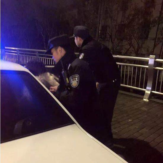 巡逻民警飞身将其救下。长兴警?#25945;?#20379;摄
