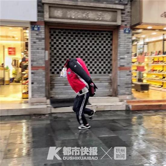 2018年12月,纱帽河,雨天,一中学生衣服盖在头上奔跑,也不知道怎么看路。