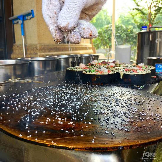 盖上后,只需几分钟,鸡蛋糕就出炉中,刚出炉那个香味真的扑鼻而来