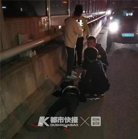 出于职业习惯,两人把车停在路边,下车前去查看。