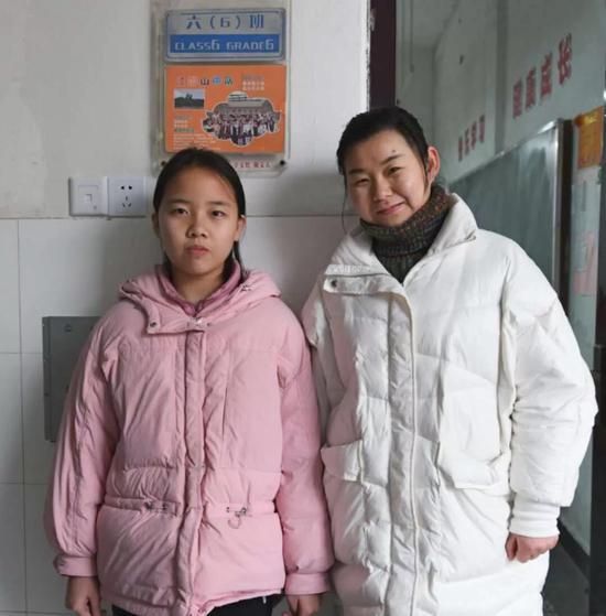 图为毛静盈与语文老师周卉合影。 学校提供
