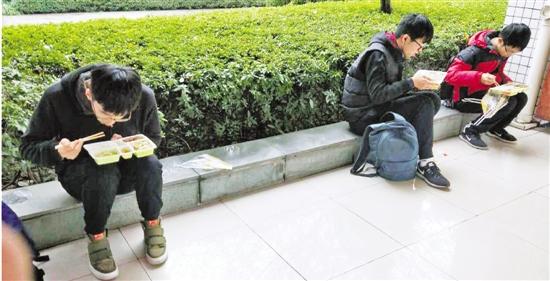 浙大紫金港校区这样在路边吃饭的大学生很常见。