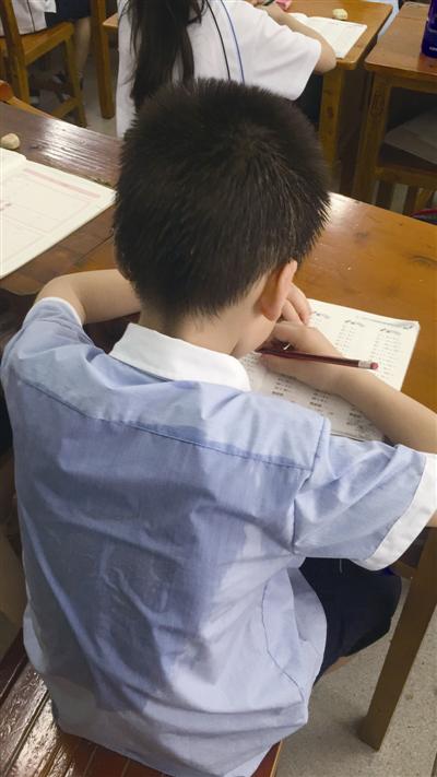家长拍到孩子大汗淋漓的照片。