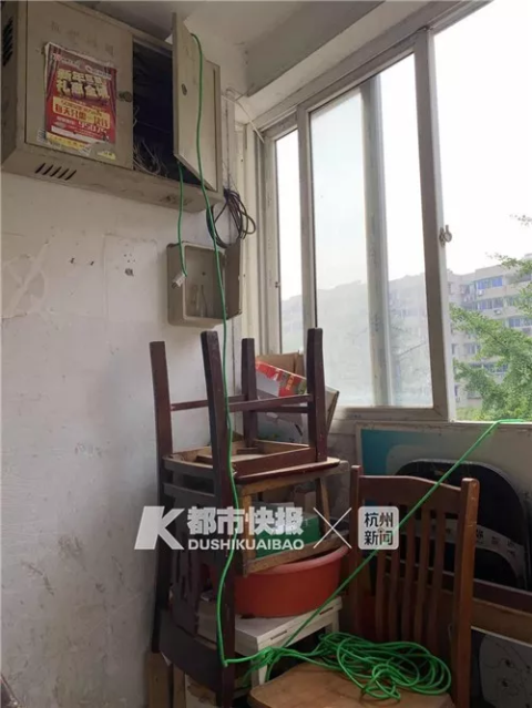 还有居民说,有电工测了那根铁柱,电压有210伏。