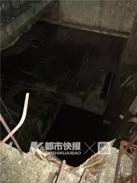 杭州一轿车掉入废弃工地水坑 车内女子凌晨仍在抢救