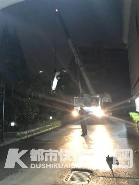 别克车被吊出水坑。 摄影 刘抗