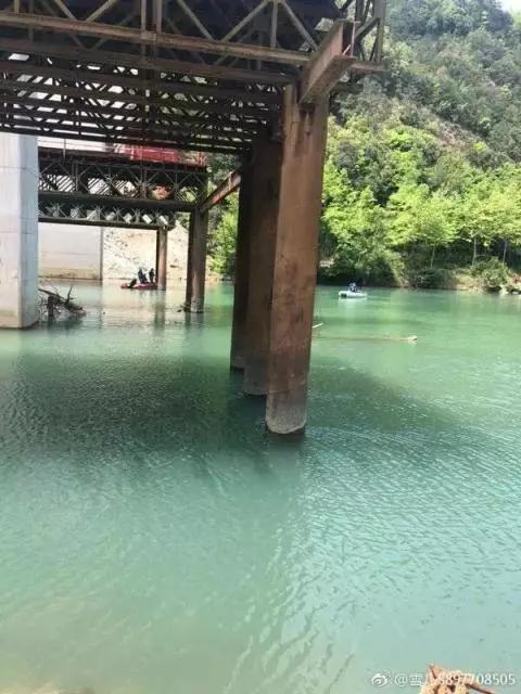 竹筏撞击桥墩的位置