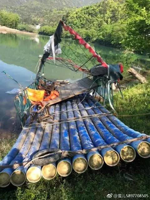 乘坐的竹筏