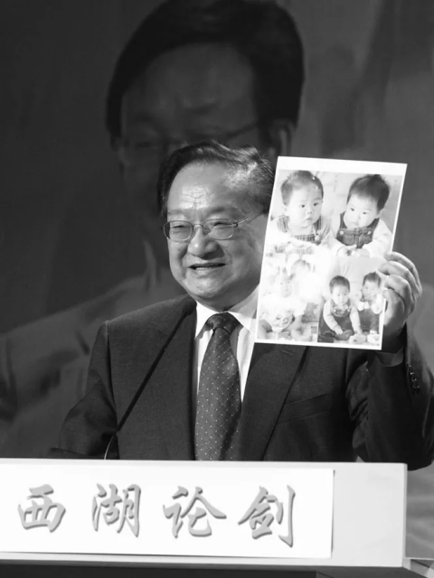金庸和杭州缘分颇深, 图为2001年10月21日他出席西湖论剑•网络峰会。 徐璞 摄