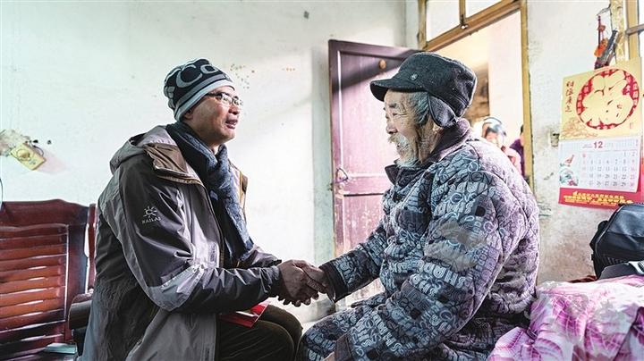 石和苗拉着“国兴师傅”的手,诉说多年的牵挂。