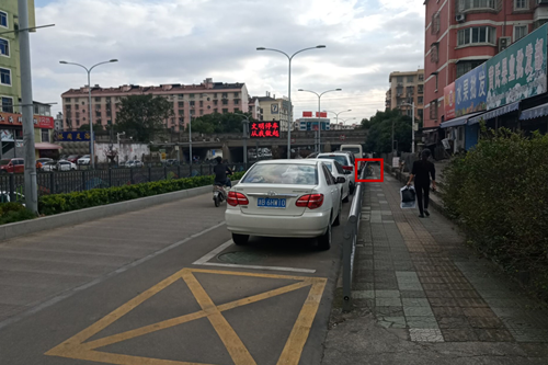 红圈处为摆放自制楼梯的位置,北侧约15米处就是出口。(傅钟中 摄)