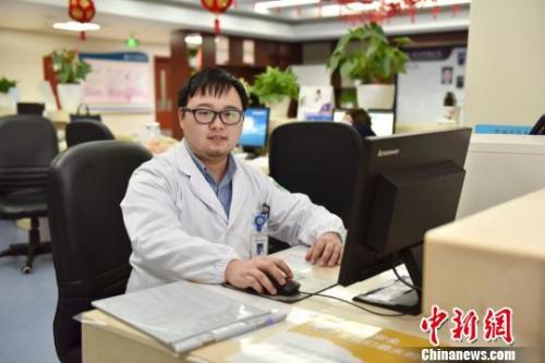 图为:春节期间值班的医生 方临明 摄