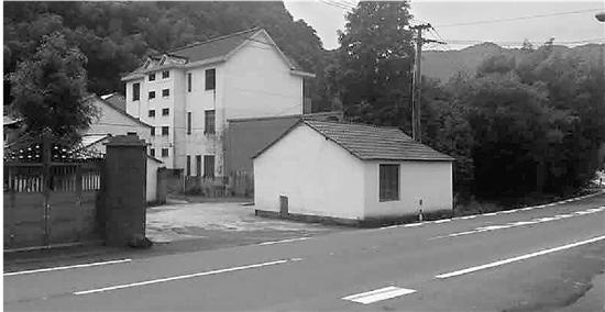 道路边,就是民居。