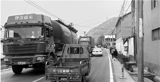道路上,车来车往。