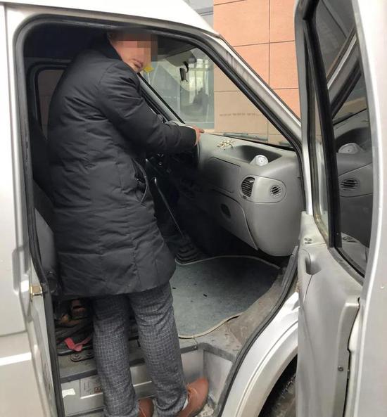今年33岁的老李是海宁一家服装公司的专职司机,湖北人。