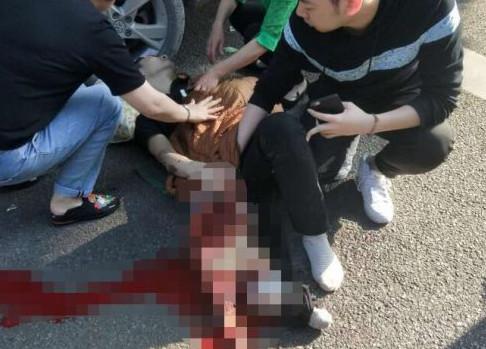 事故经过:超车过程中碰撞1人2车