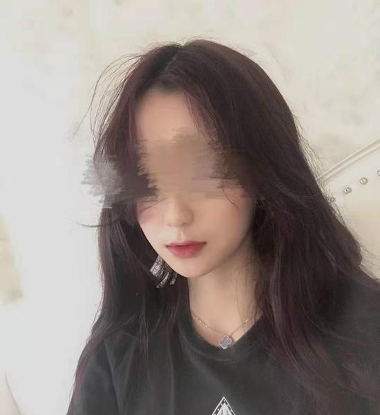图为遇难女生。