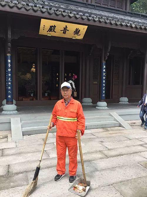 昨天,杨叔在虎跑观音殿前扫地。