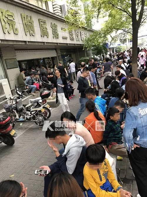 浙二医院眼科中心门口排起的长队