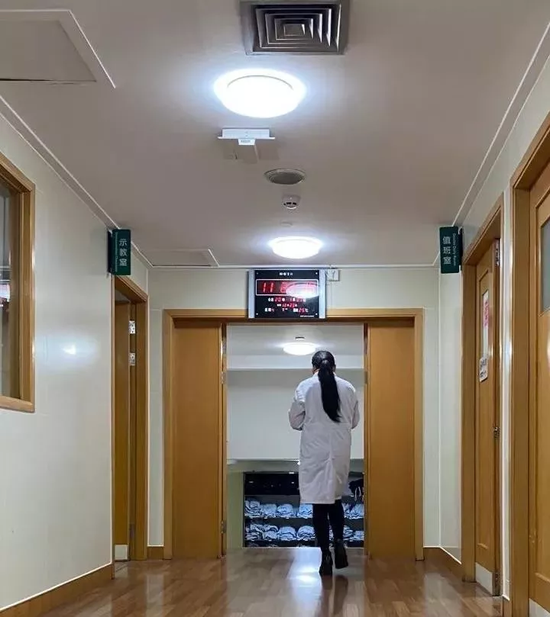 综合监护室同事拍下郑霞出发武汉时的背影
