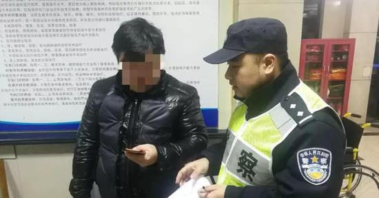 情况紧急,踹门救人