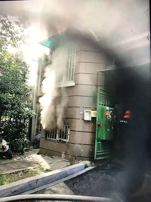 滚滚浓烟从地下室飘出来