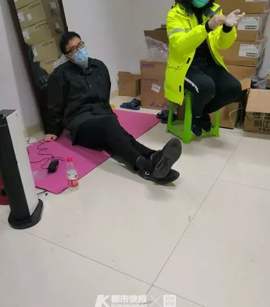 张盖(左一)累得直接瘫倒在地