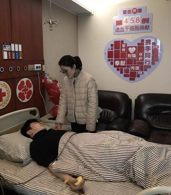 ?#22025;?#27491;在捐献造血干细胞的陈淋洁。南湖区红十字会供图