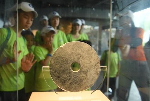 图为小侯鸟们参观西湖博物馆 王刚 摄
