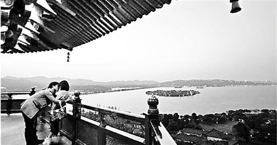 一对情侣在雷峰塔上