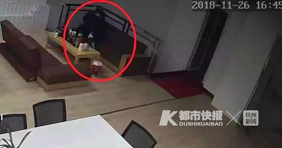 小吴用力反抗,并且继续要求男子删除手机上对照片。