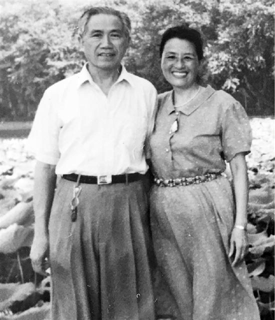 李为民与夫人的合影