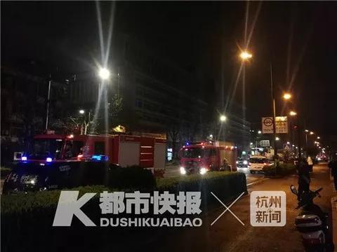 杭州一轿车掉入废弃工地水坑 车内女子凌晨仍在抢救