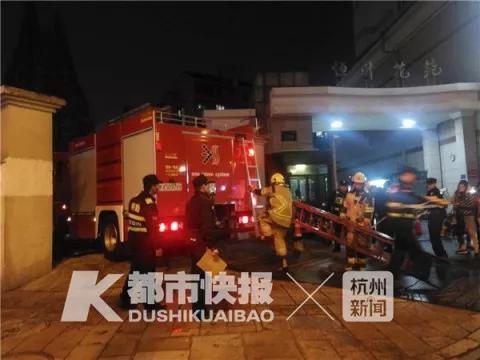 杭州一轿车掉入废弃工地水坑 车内女子凌晨仍在抢救