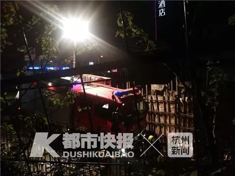 杭州一轿车掉入废弃工地水坑 车内女子凌晨仍在抢救