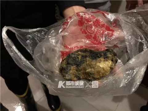 物业公司从楼下下水管道中取出来的石头