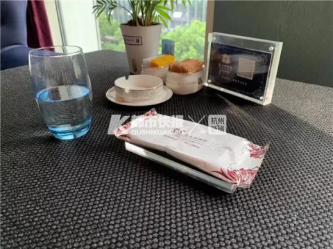 每个客人入座后,服务员都会送上一杯柠檬水,座位上并没有消费提醒。