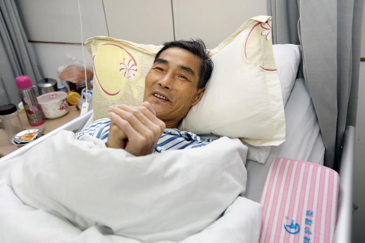 老沈抱拳感谢救了他的医生和护士