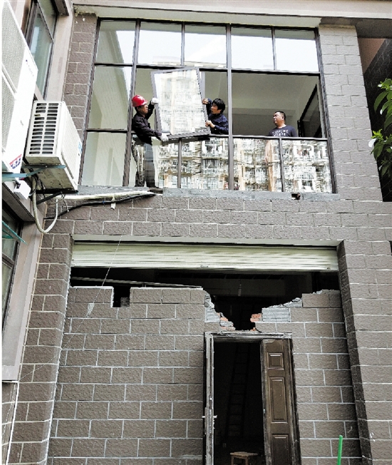工人正在拆除架空层违建