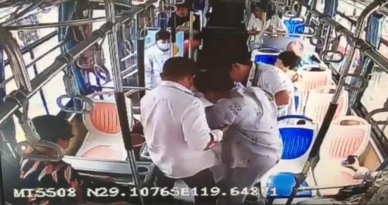 王国辉立马俯身将乘客背下了车 婺城宣传部提供
