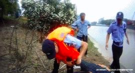 民警救下黄某 海宁警方供图